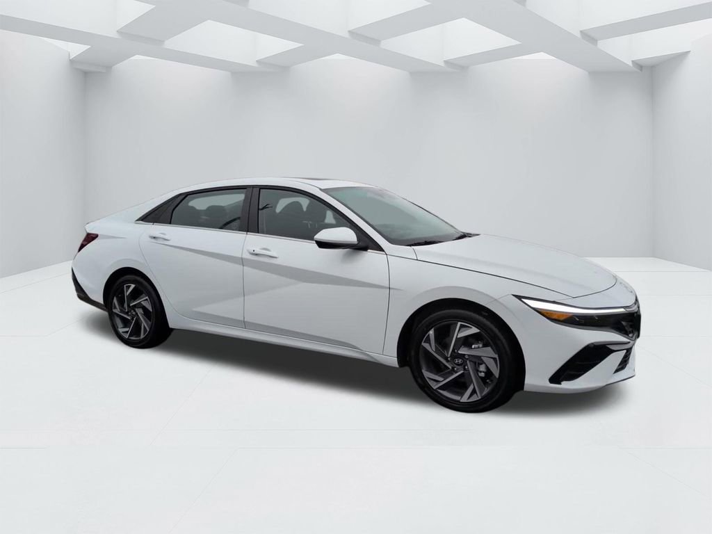 Certified 2025 Hyundai Elantra SEL image 3