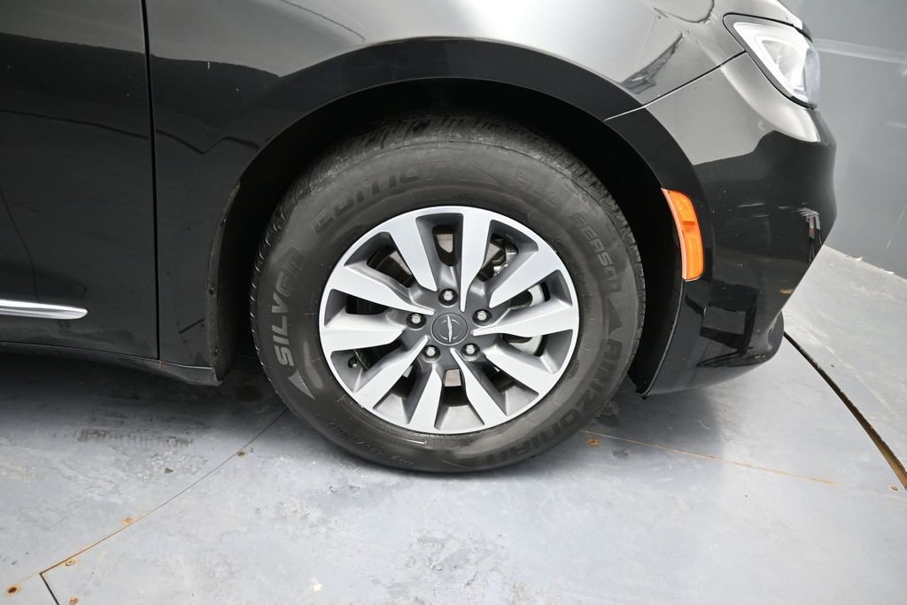 Used 2023 Chrysler Pacifica Limited FWD image 18