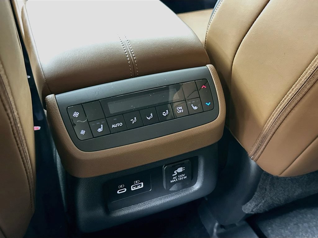 Certified 2025 Nissan Pathfinder Platinum w/ Black Appearance Package AWD/4WD image 35