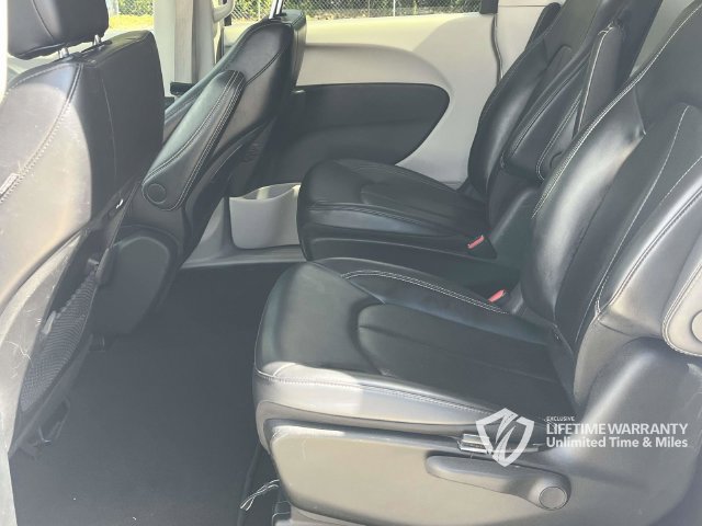 Used 2024 Chrysler Pacifica Limited FWD image 17