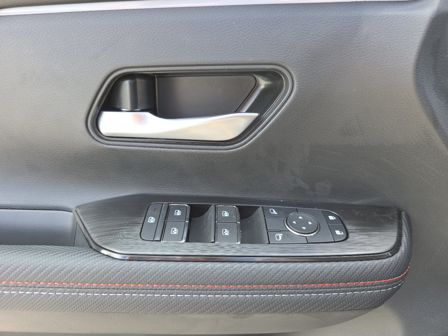 New 2026 Nissan Kicks SR AWD/4WD image 27