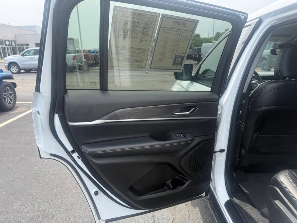 Used 2023 Jeep Grand Cherokee L Limited AWD/4WD image 29