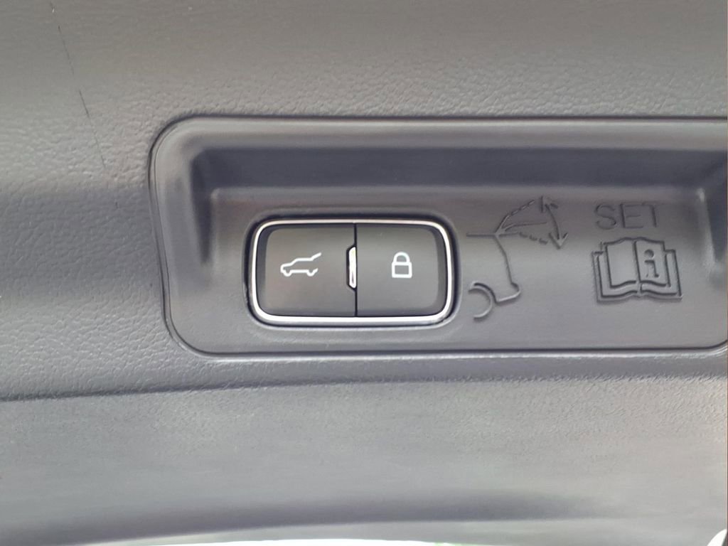 Used 2025 Ford Explorer Active AWD/4WD image 33