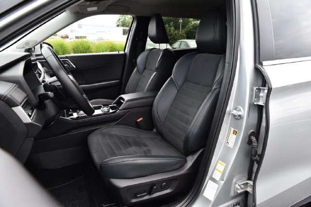 Used 2025 Mitsubishi Outlander AWD image 23