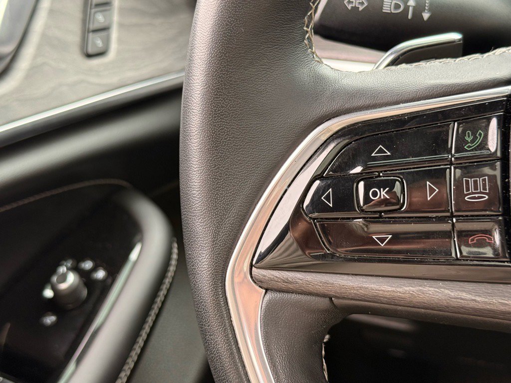 Used 2022 Jeep Grand Cherokee Overland w/ Luxury Tech Group IV image 16