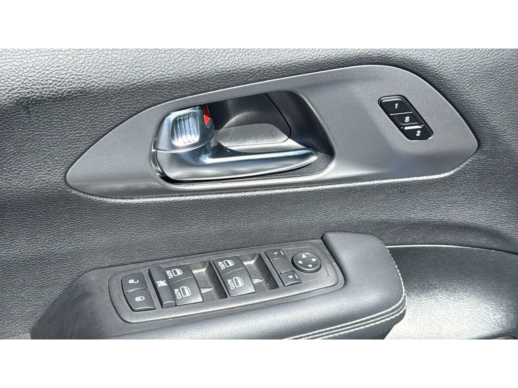 Used 2025 Chrysler Pacifica Select image 10