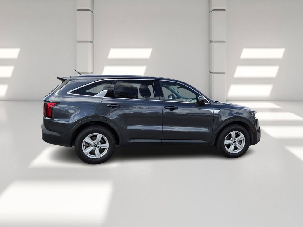 Used 2022 Kia Sorento LX image 3