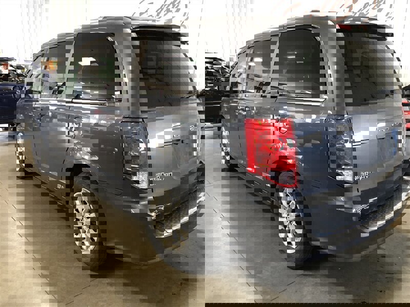 Used 2019 Dodge Grand Caravan SXT w/ Rear Park Assist Package image 4