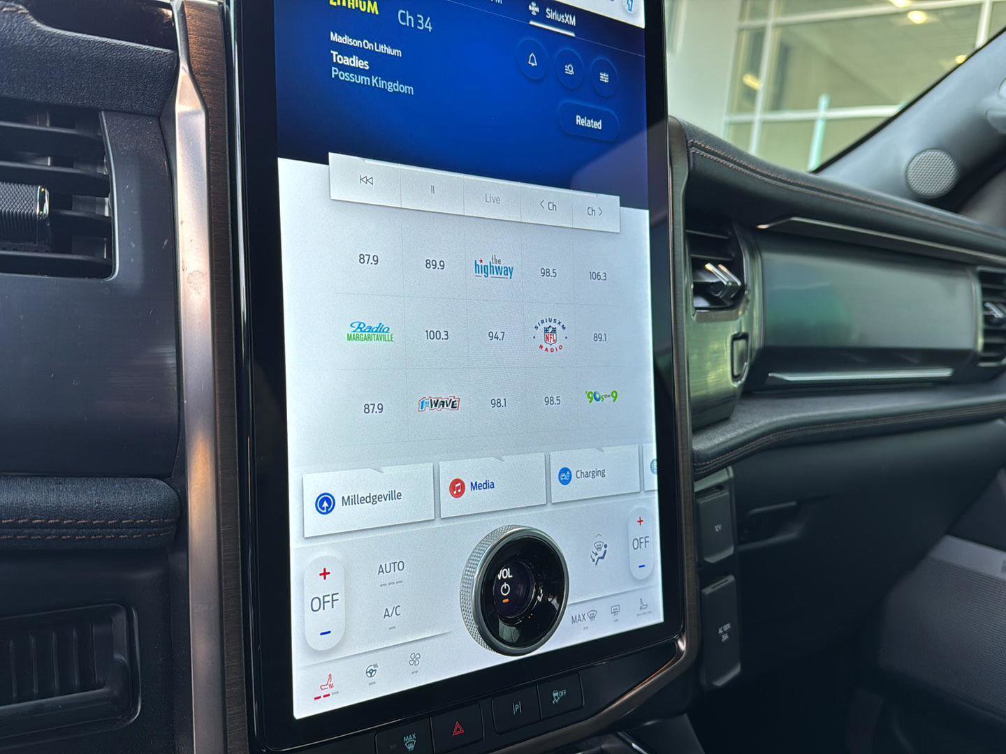 Used 2023 Ford F150 Lightning Lariat image 20