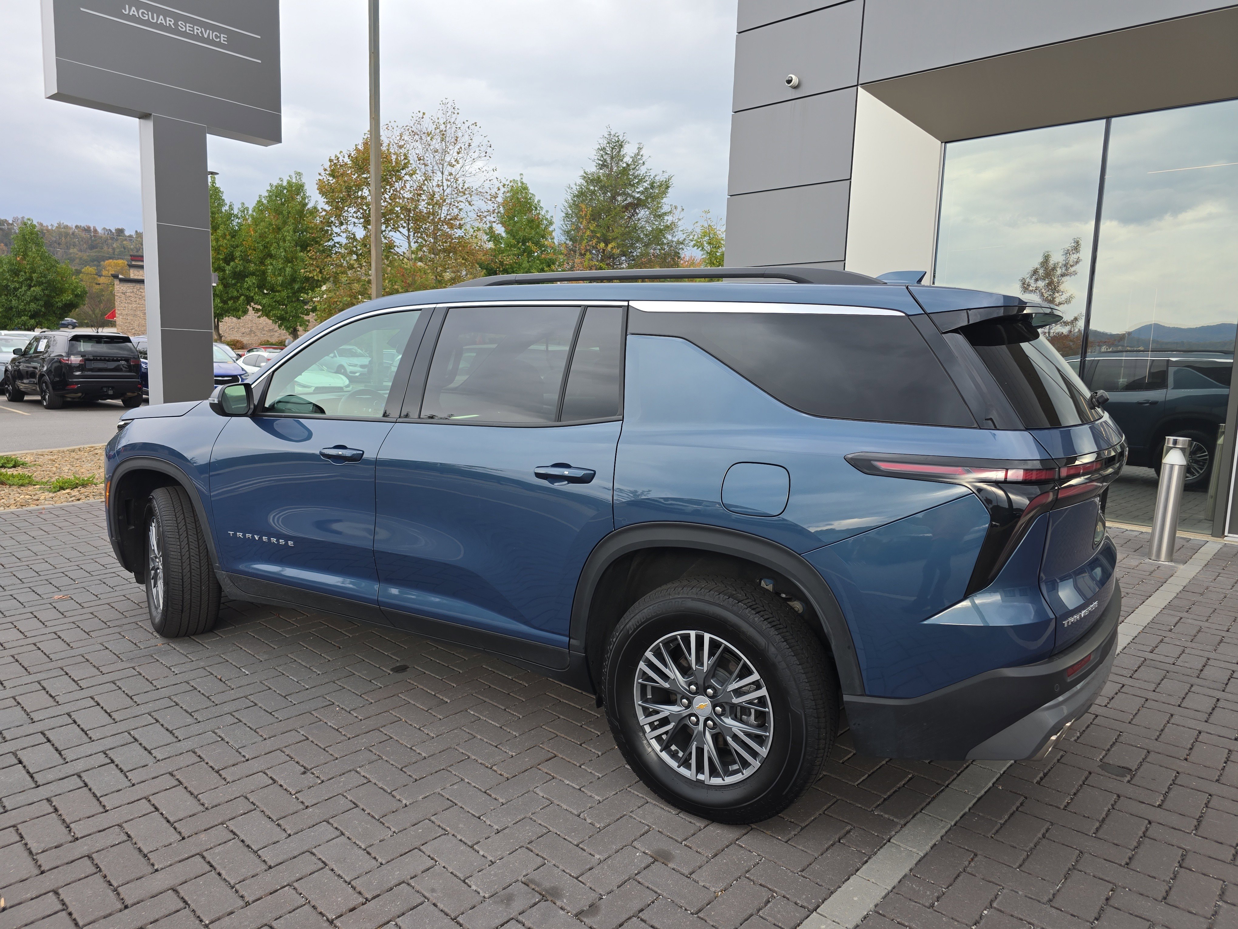 Used 2025 Chevrolet Traverse LT image 9