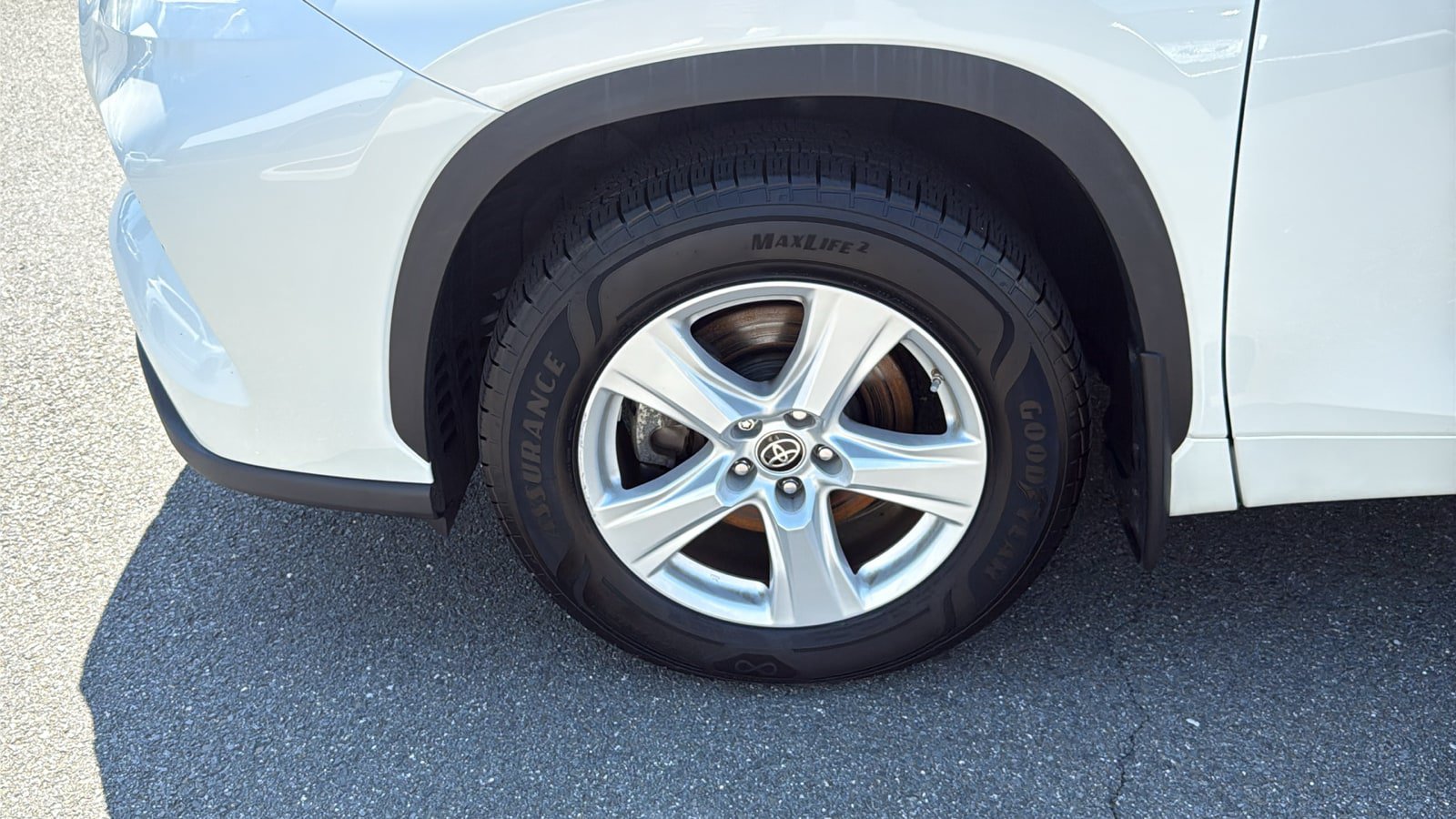 Used 2020 Toyota Highlander LE AWD/4WD image 8