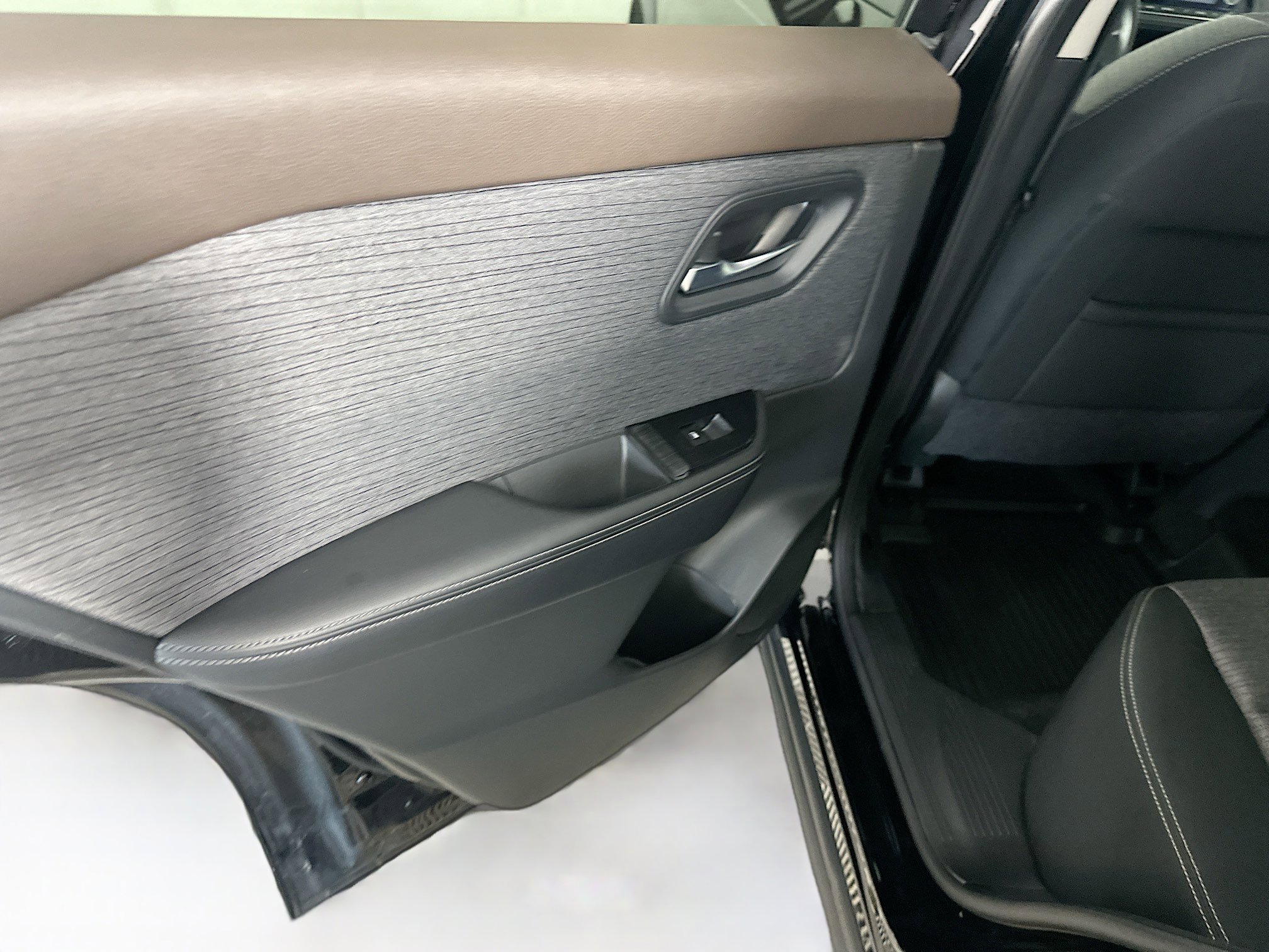 Used 2022 Nissan Rogue SV image 25