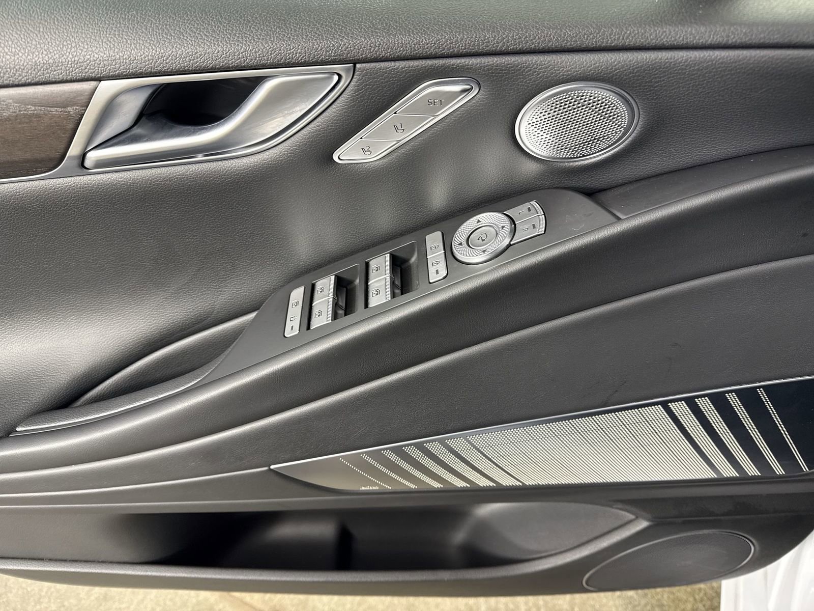 Used 2024 Genesis G80 image 18