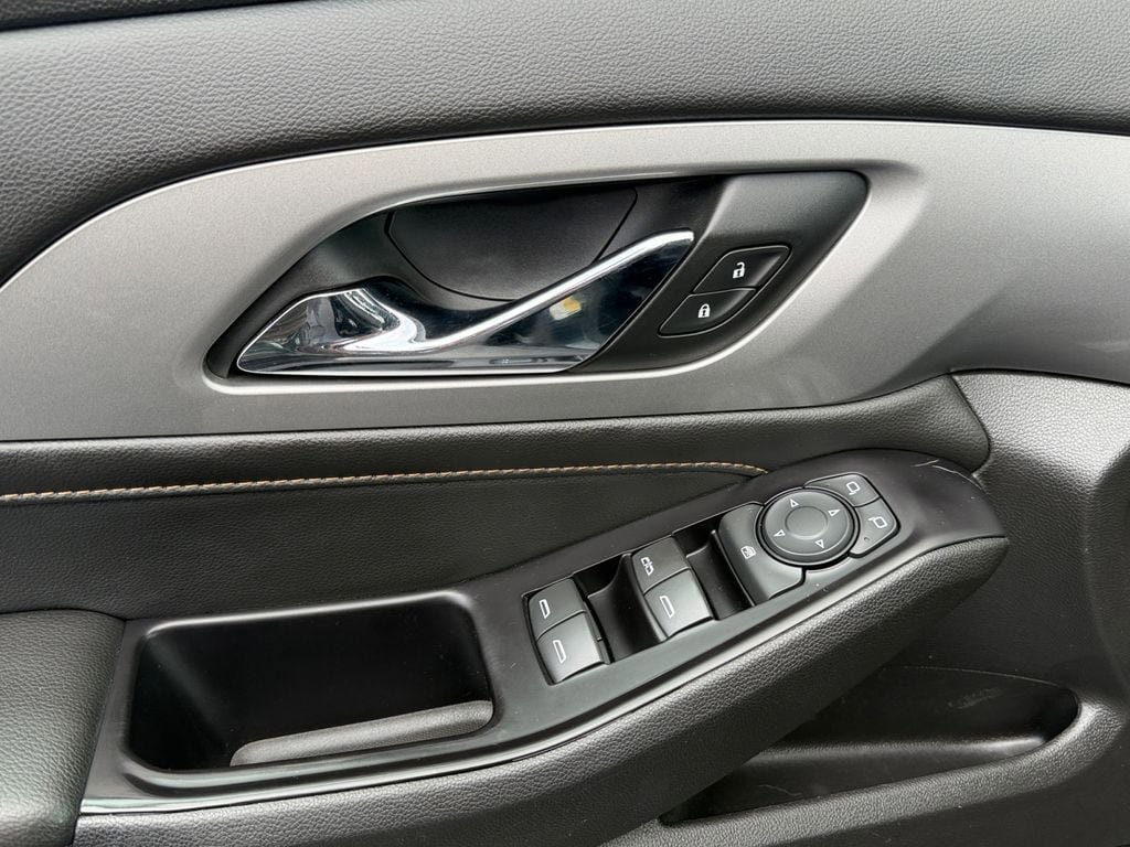 Used 2018 Chevrolet Traverse LT image 11