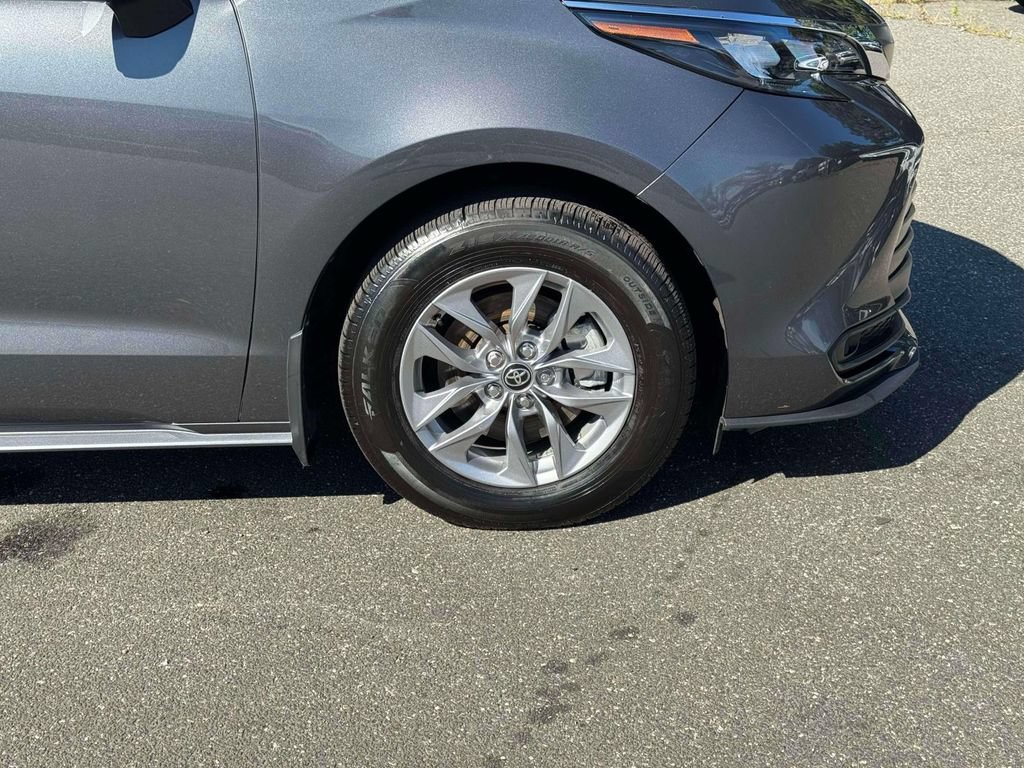 Used 2025 Toyota Sienna LE AWD/4WD image 9