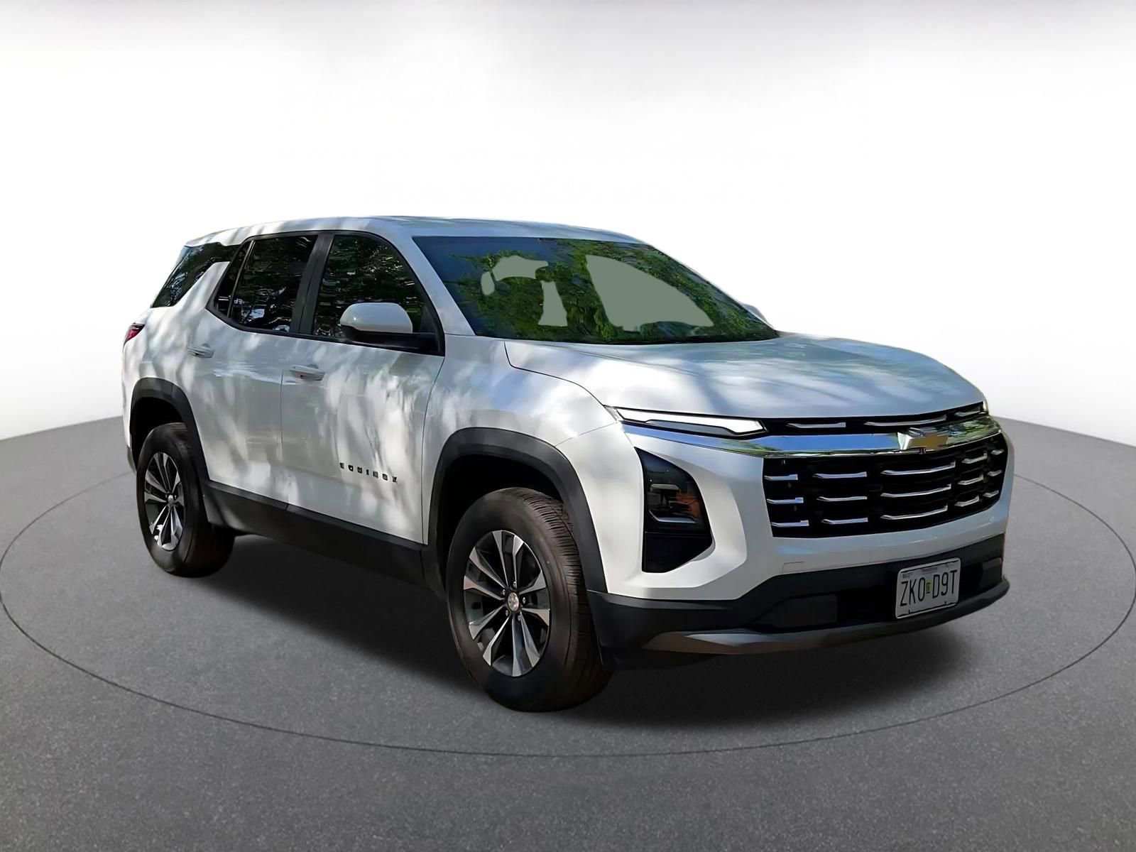 Used 2025 Chevrolet Equinox LT FWD image 3