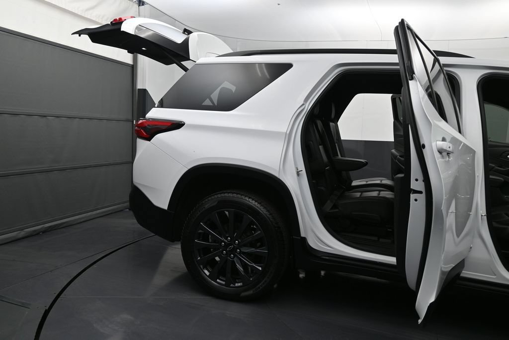 Used 2022 Chevrolet Traverse RS FWD image 10