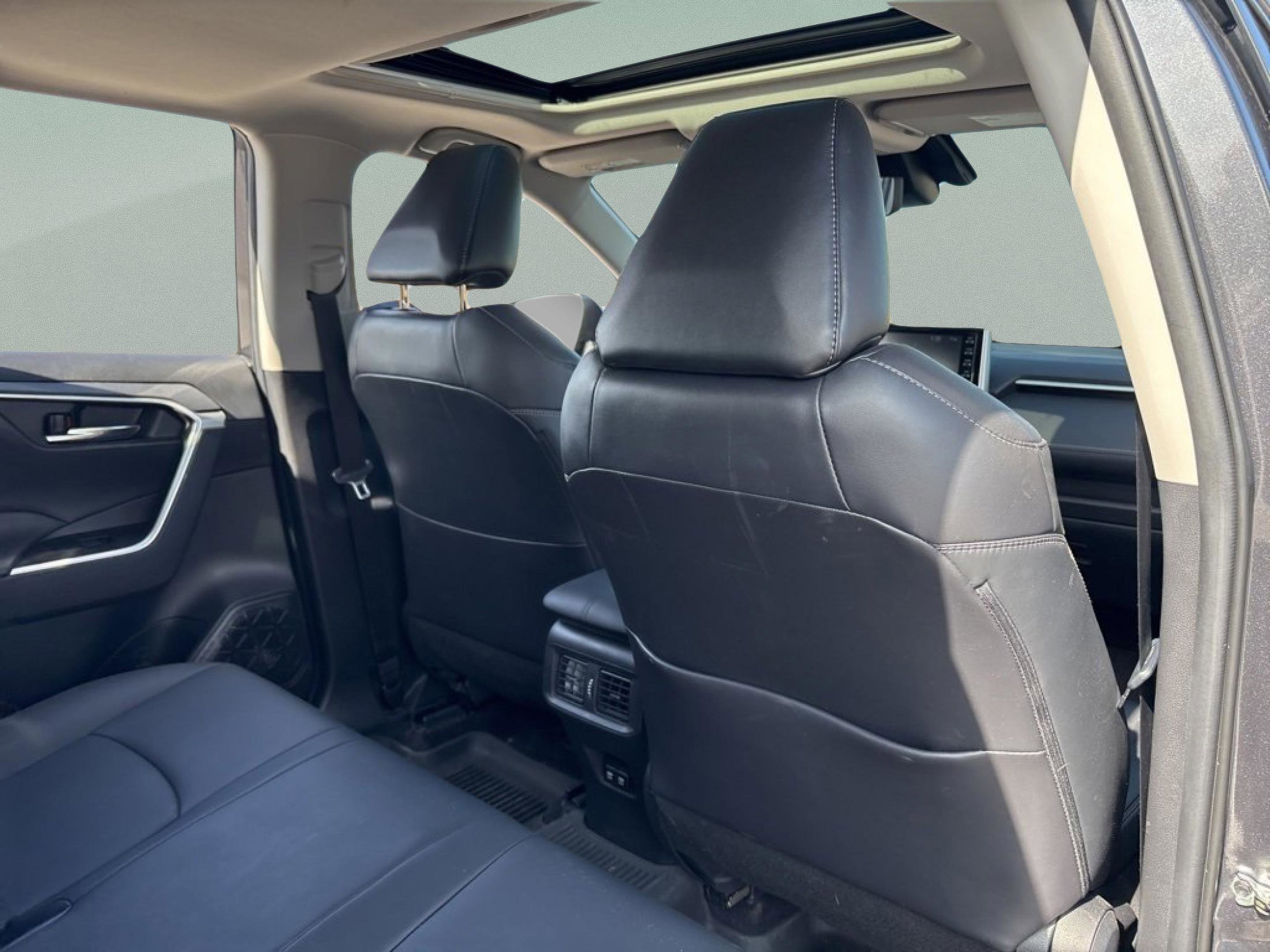 Used 2021 Toyota RAV4 XLE Premium image 38