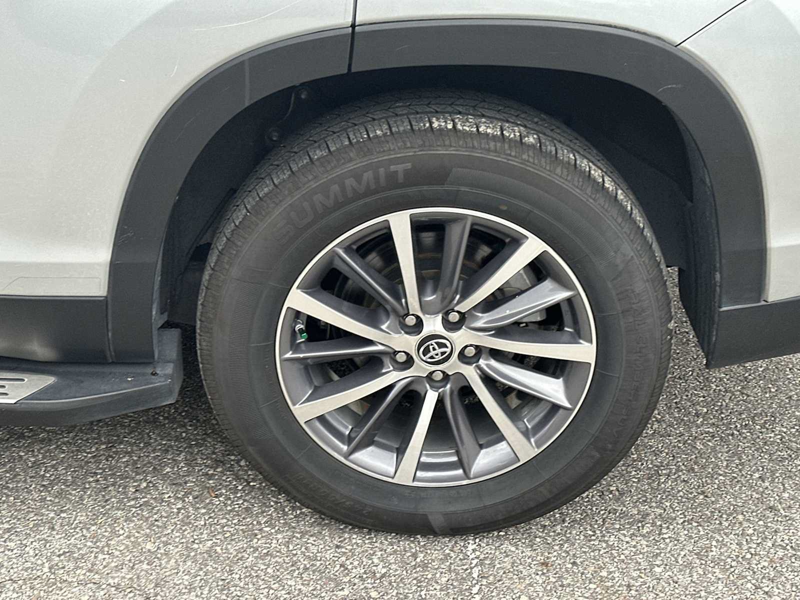 Used 2019 Toyota Highlander XLE FWD image 12