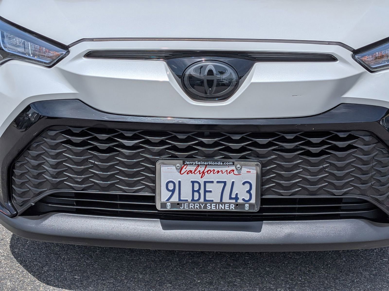 Used 2024 Toyota Corolla Cross SE w/ Moonroof Package image 3