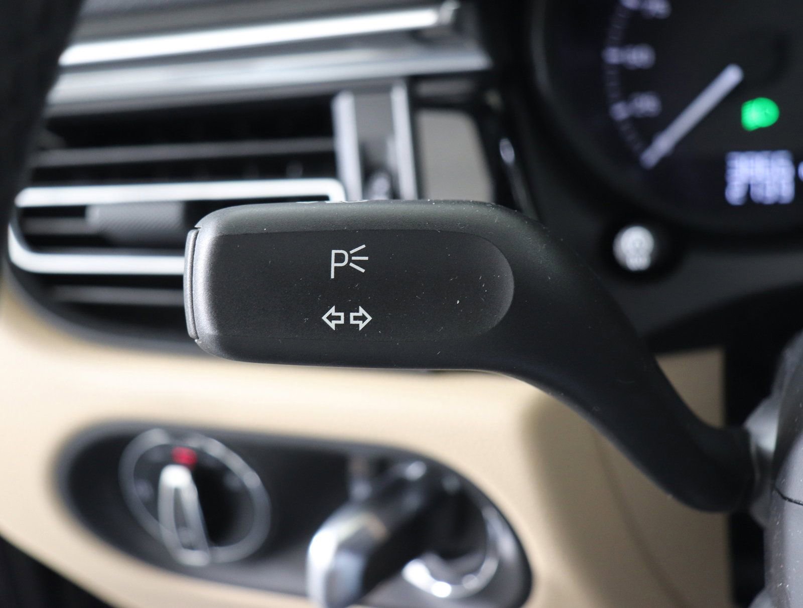 Used 2025 Porsche Macan image 34