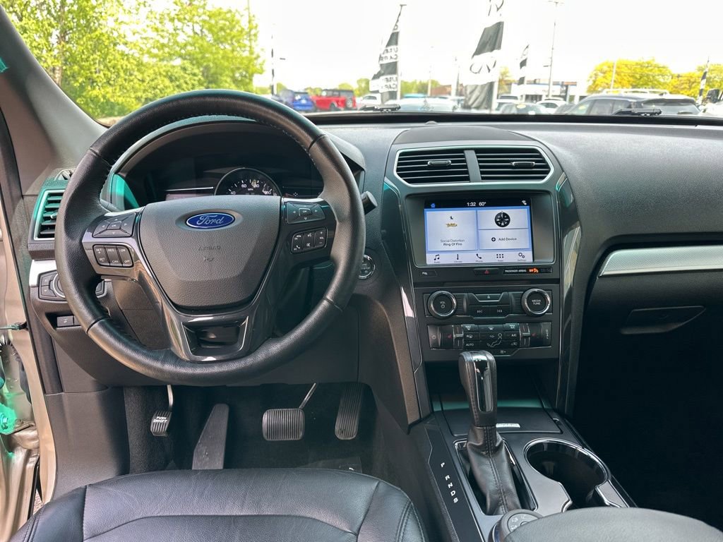 Used 2017 Ford Explorer XLT w/ Equipment Group 202A AWD/4WD image 40