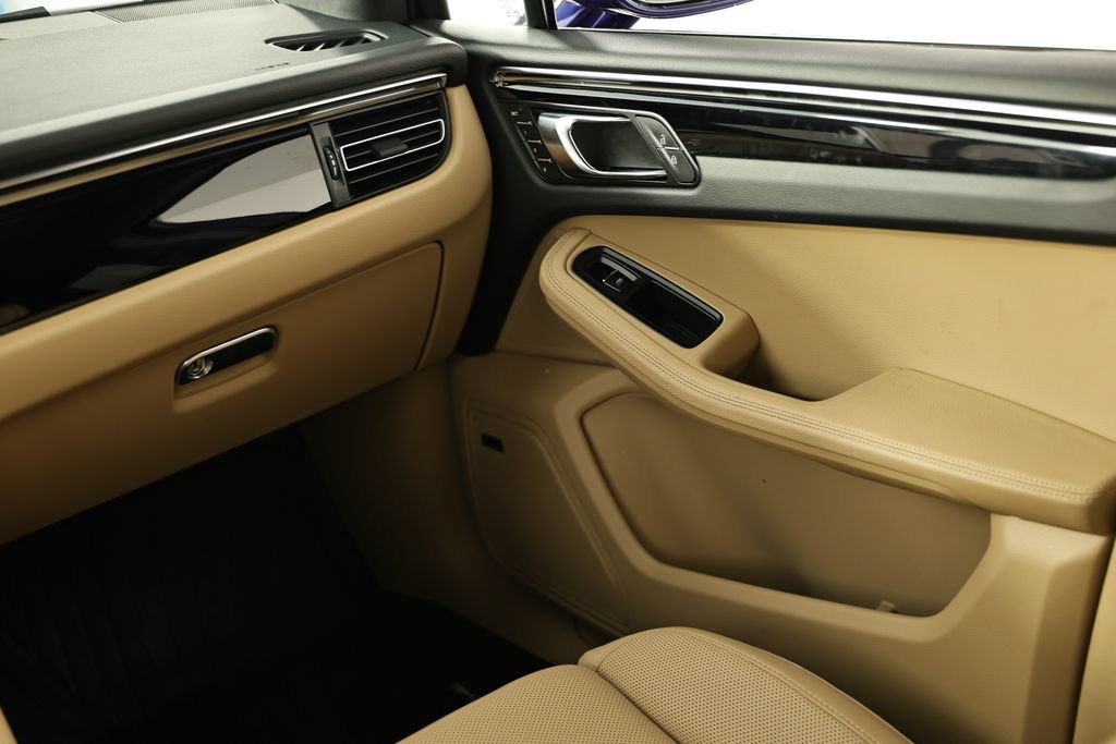 Certified 2026 Porsche Macan AWD/4WD image 31