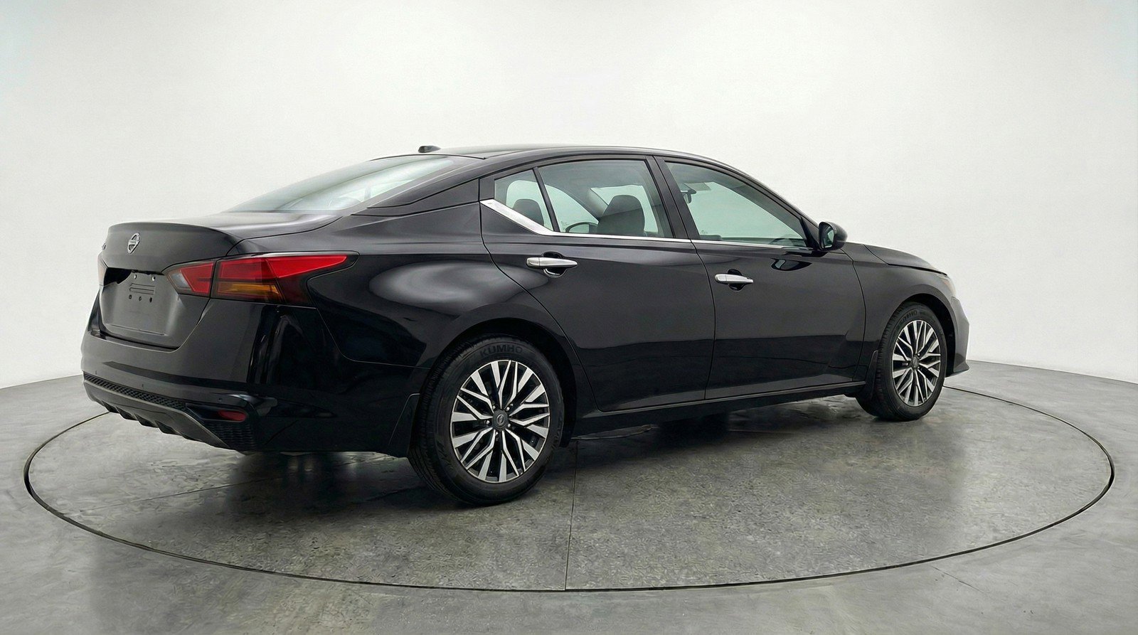Used 2025 Nissan Altima 2.5 SV image 9