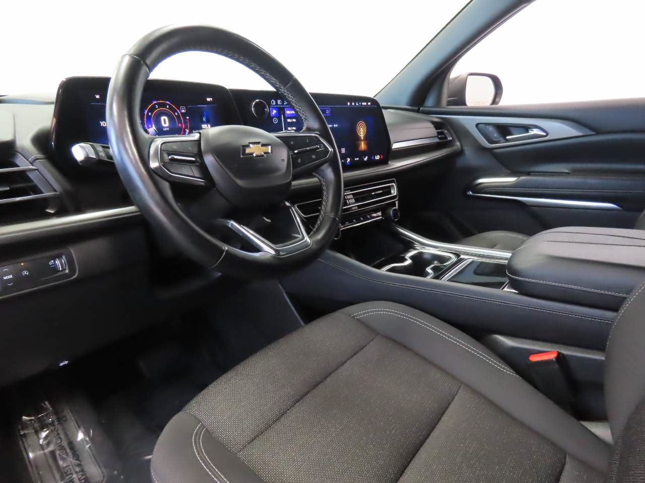 Used 2024 Chevrolet Traverse LT FWD image 9