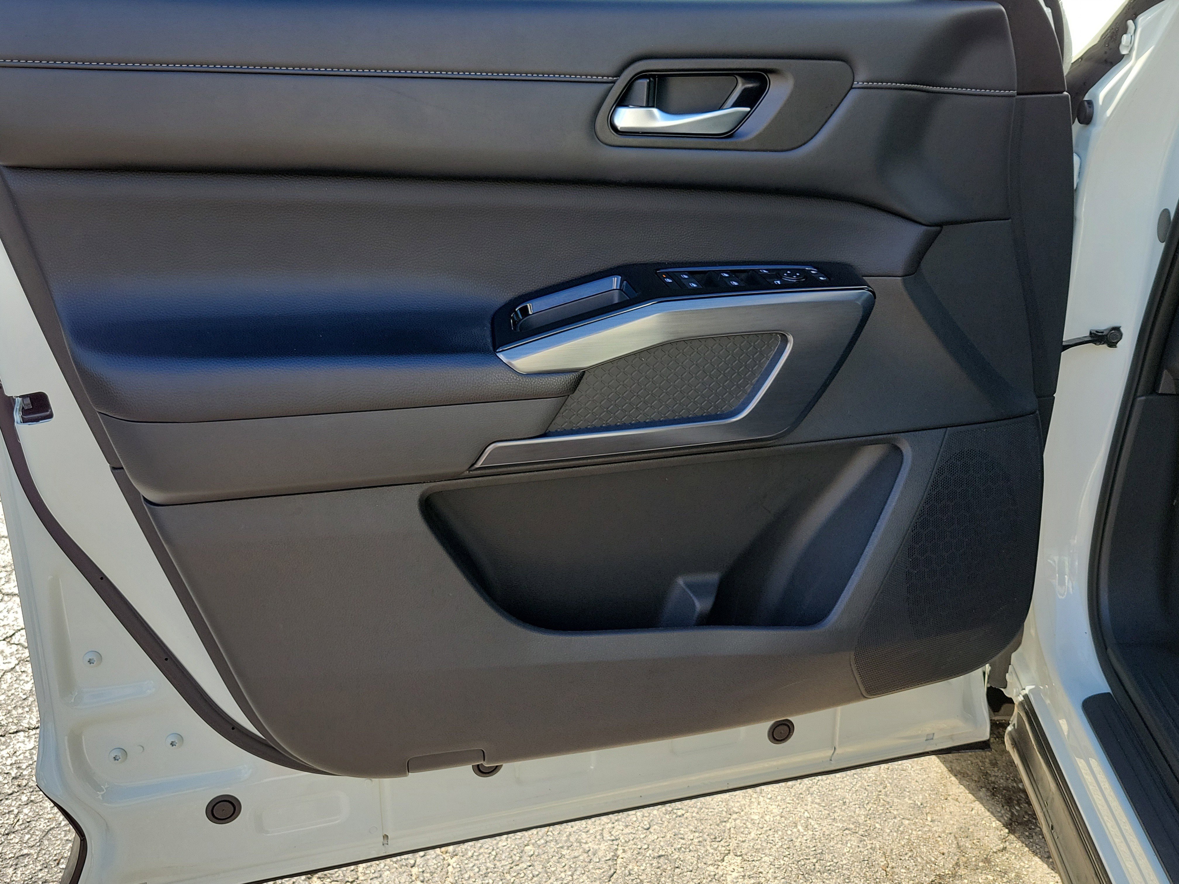 Certified 2024 Nissan Pathfinder SL w/ SL Premium Package FWD image 17