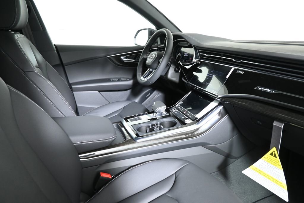 Used 2025 Audi Q8 Premium image 27