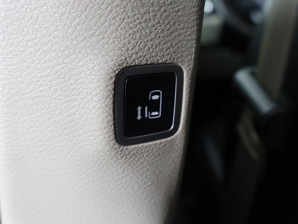 Used 2023 Chrysler Pacifica Touring-L image 34