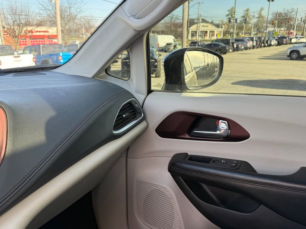 Used 2020 Chrysler Pacifica Limited image 22