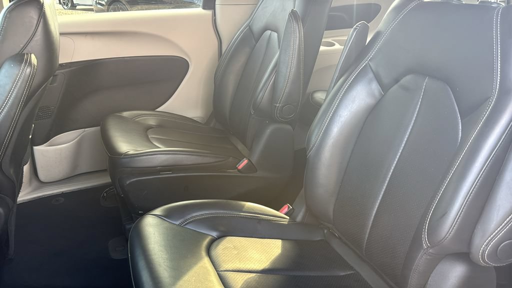 Used 2023 Chrysler Pacifica Touring-L FWD image 33