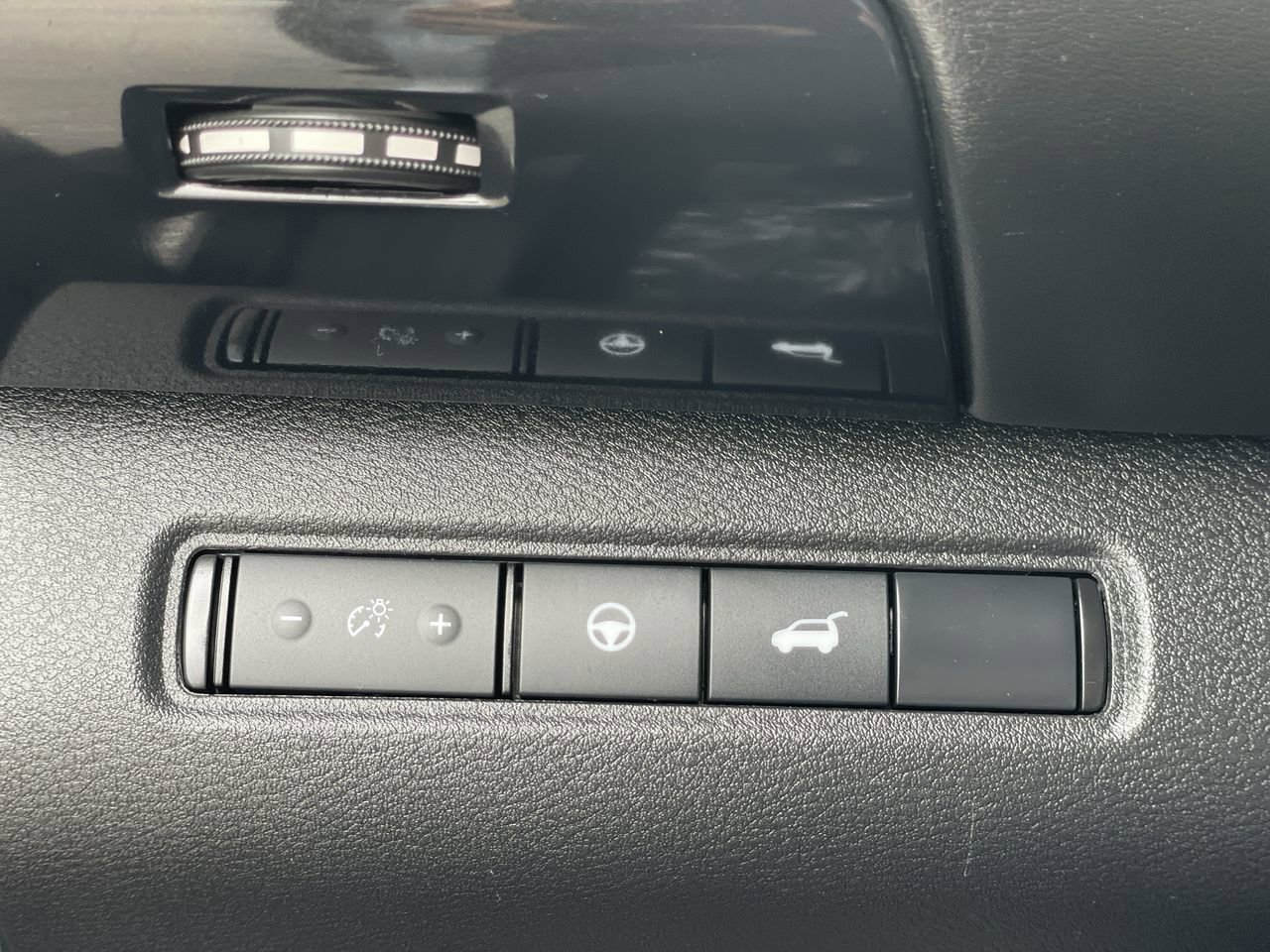 Used 2025 Nissan Pathfinder SV image 28