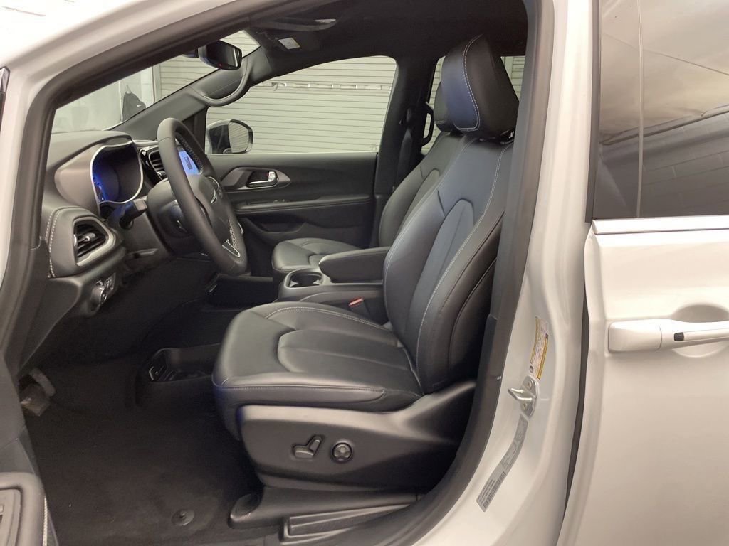 New 2026 Chrysler Pacifica Select FWD image 14