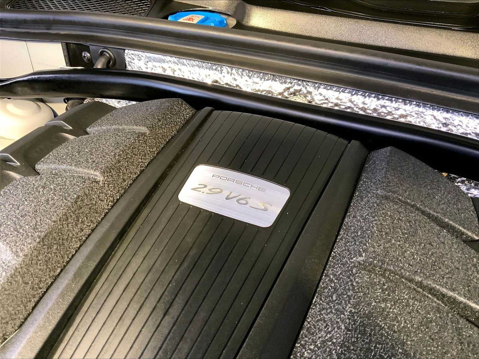 Certified 2024 Porsche Macan S AWD/4WD image 33