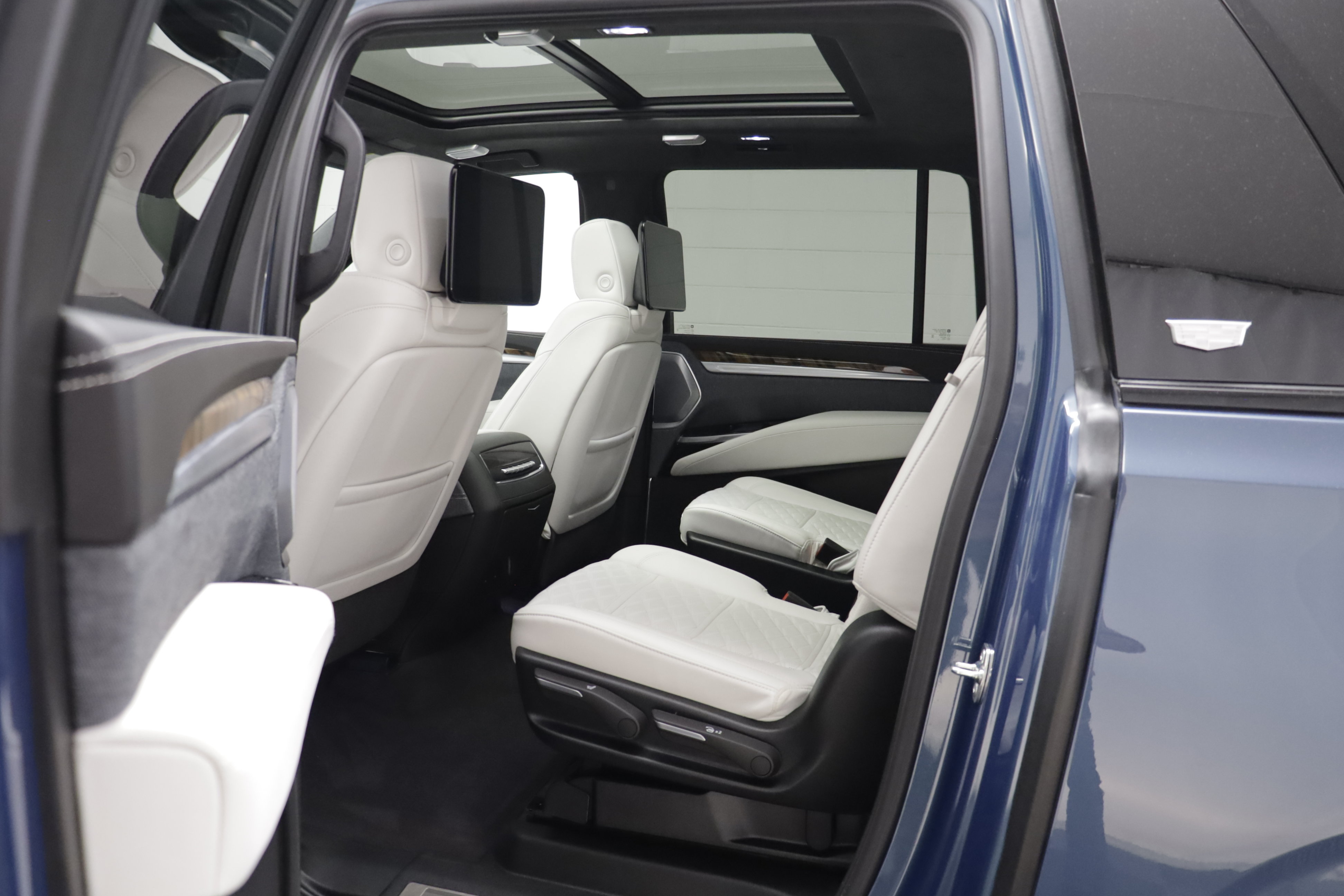 Used 2026 Cadillac Escalade ESV Platinum Sport w/ LPO, ONYX Package AWD/4WD image 20