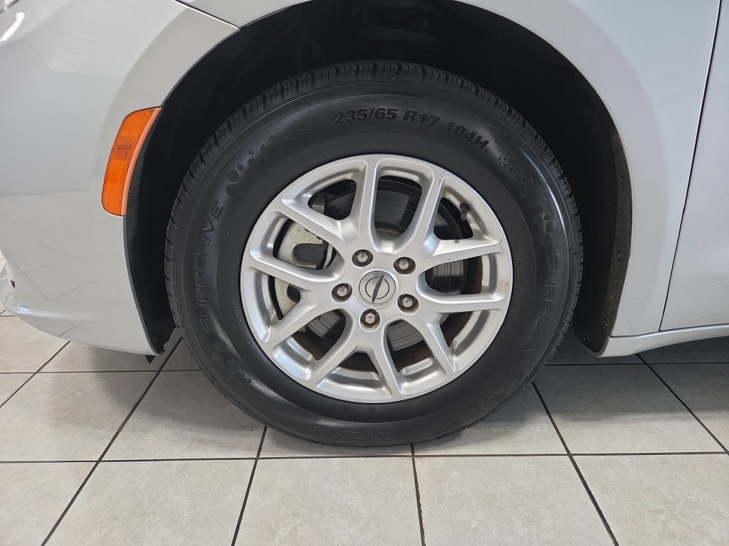 Used 2023 Chrysler Pacifica Touring-L FWD image 42