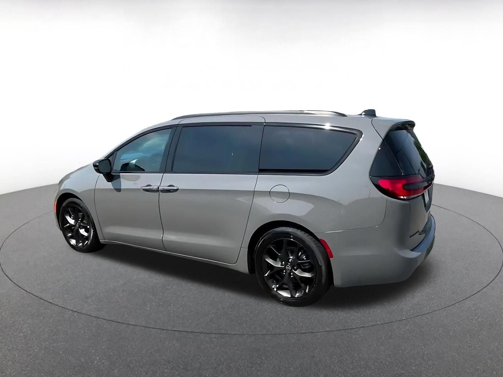 Used 2025 Chrysler Pacifica Limited FWD image 9