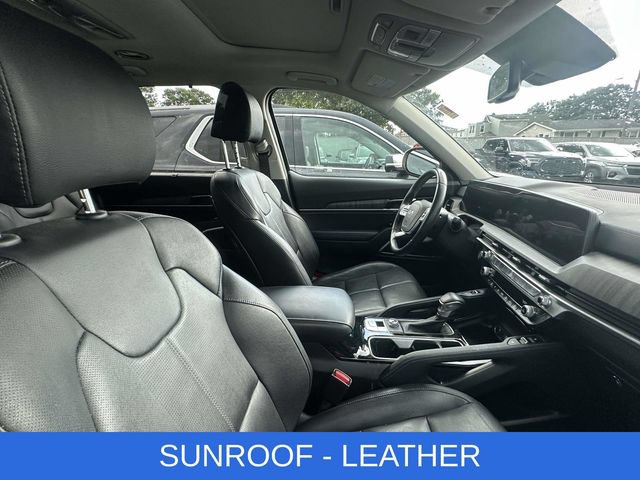 Used 2024 Kia Telluride EX w/ EX Captain's Chair Package FWD image 2