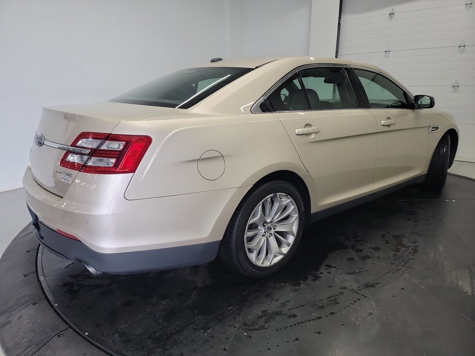 Used 2017 Ford Taurus Limited FWD image 9