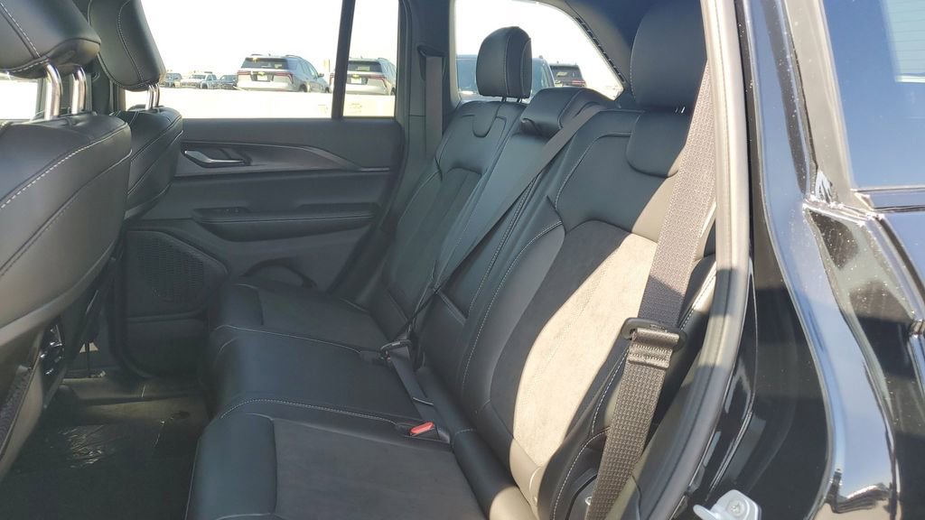 New 2025 Jeep Grand Cherokee Altitude image 14