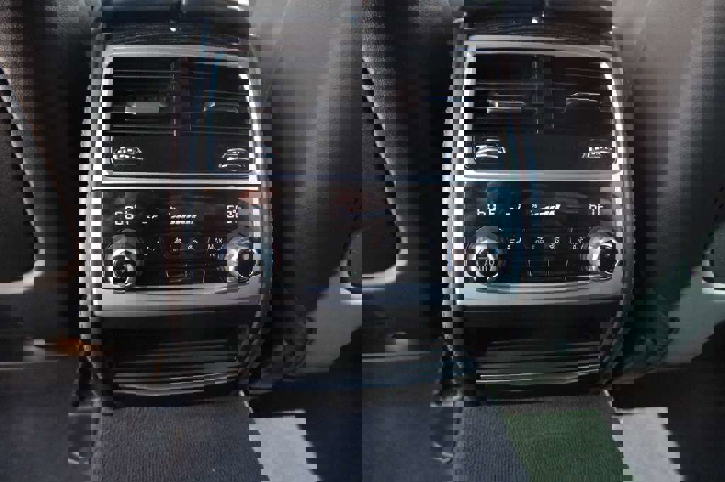 Used 2021 BMW 750i xDrive w/ M Sport Package image 32