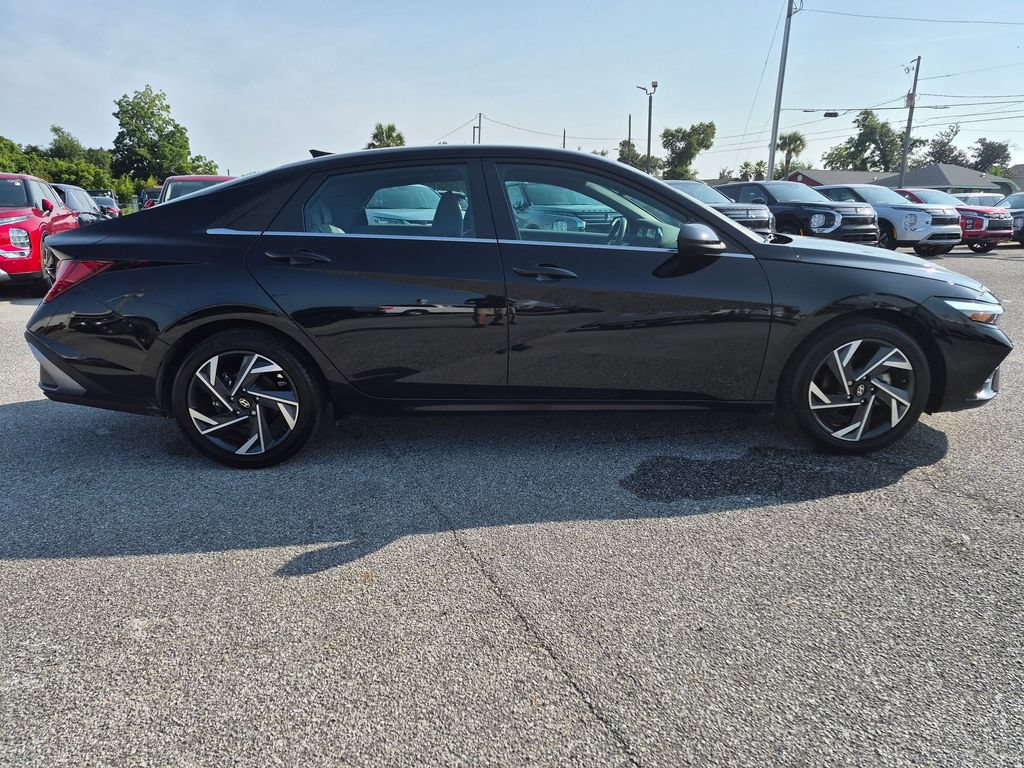 Used 2024 Hyundai Elantra SEL w/ Convenience Package FWD image 4