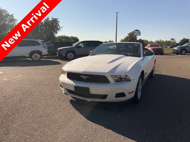 Used 2010 Ford Mustang Convertible image 3