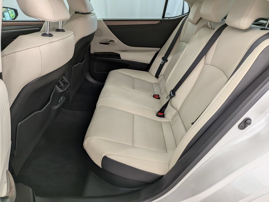 Used 2025 Lexus ES 300h w/ Premium Package FWD image 29