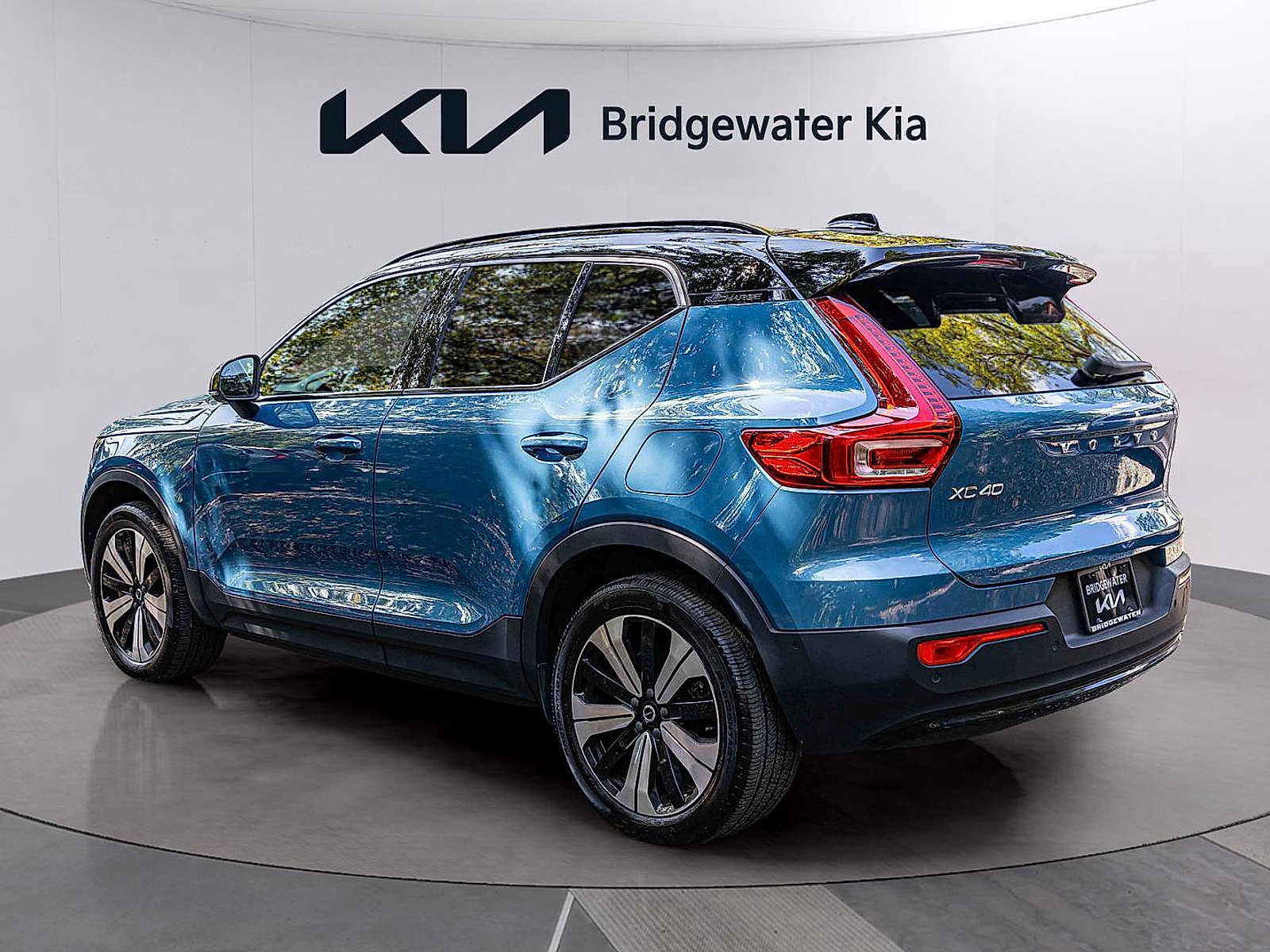 Used 2023 Volvo XC40 Recharge Plus w/ Protection Package Premier image 5