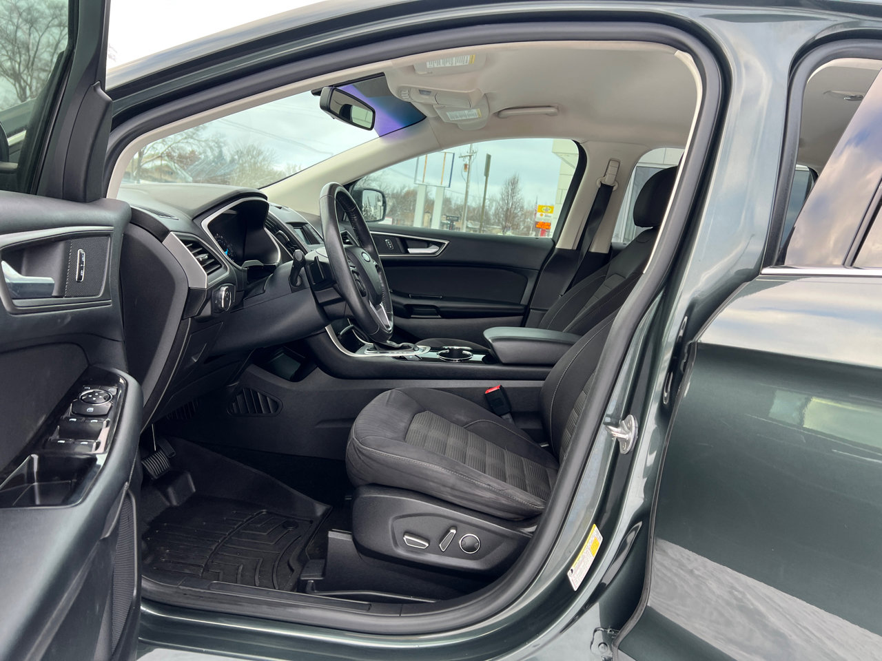 Used 2015 Ford Edge SEL image 18