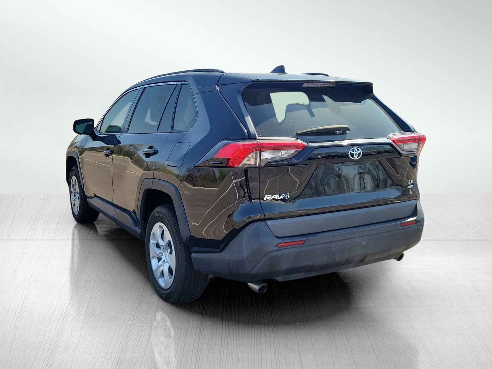 Used 2021 Toyota RAV4 LE AWD/4WD image 3